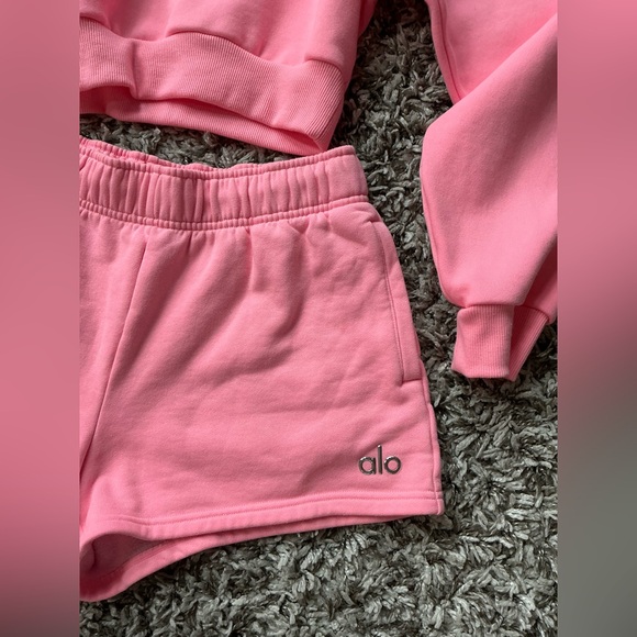 ALO YOGA Ultimate Bundle Set Neon Bubblegum Pink Crop Pullover Shorts Top & Cap - Picture 4 of 9